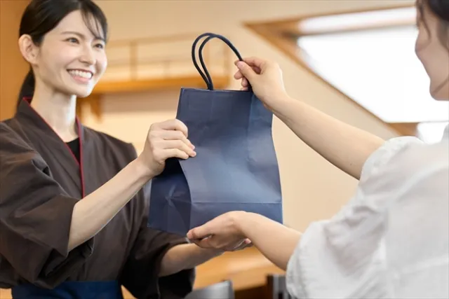 【ケース6】商店街 2 景品を受け取る笑顔のワンシーン