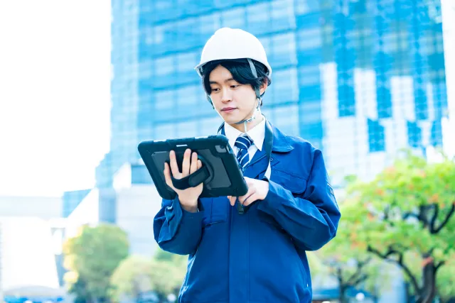 全現場の進捗や写真が整然と一覧化された画面（PC・タブレット表示）