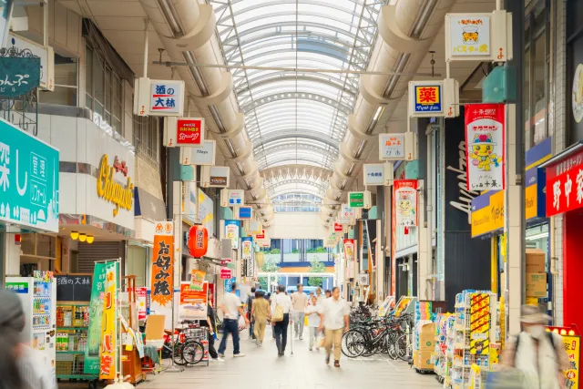 【ケース6】商店街 賑わう商店街の風景